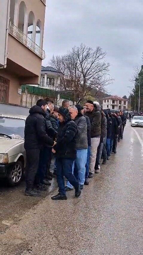 İnegöl’de 60 Yıllık Bayram Geleneği! 1 Kilometrelik Kuyruk Oluştu (2)-1