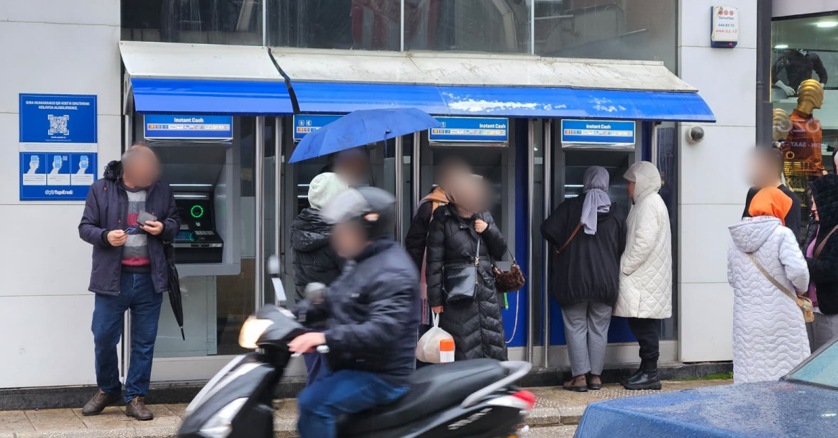 İnegöl’de Bayram Yoğunluğu Atm’lerde Para Bitti (1)