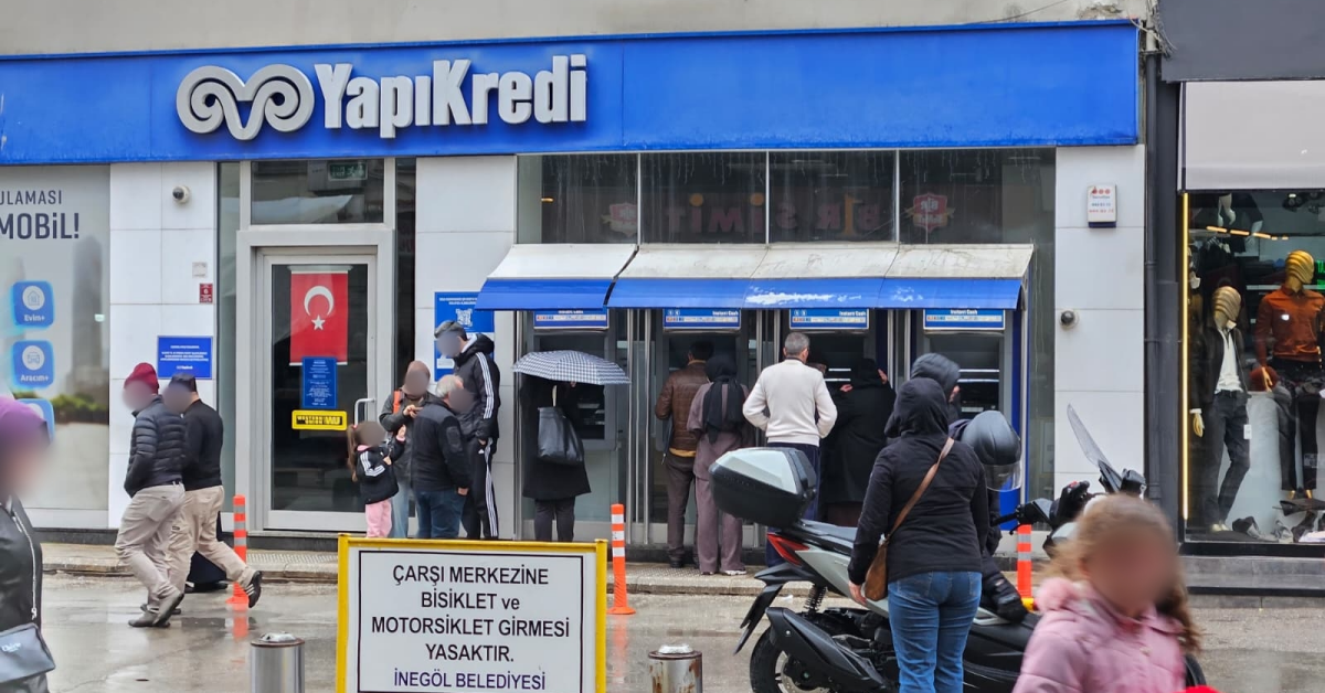 İnegöl’de Bayram Yoğunluğu Atm’lerde Para Bitti (2)