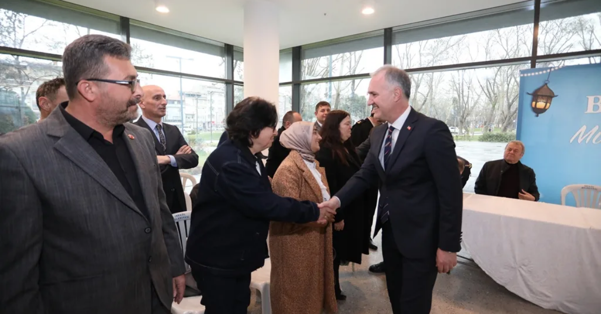 İnegöl’de Bayramlaşma Mesaisi Protokol Ve Vatandaşlar Kent Meydanı’nda Buluştu (2)