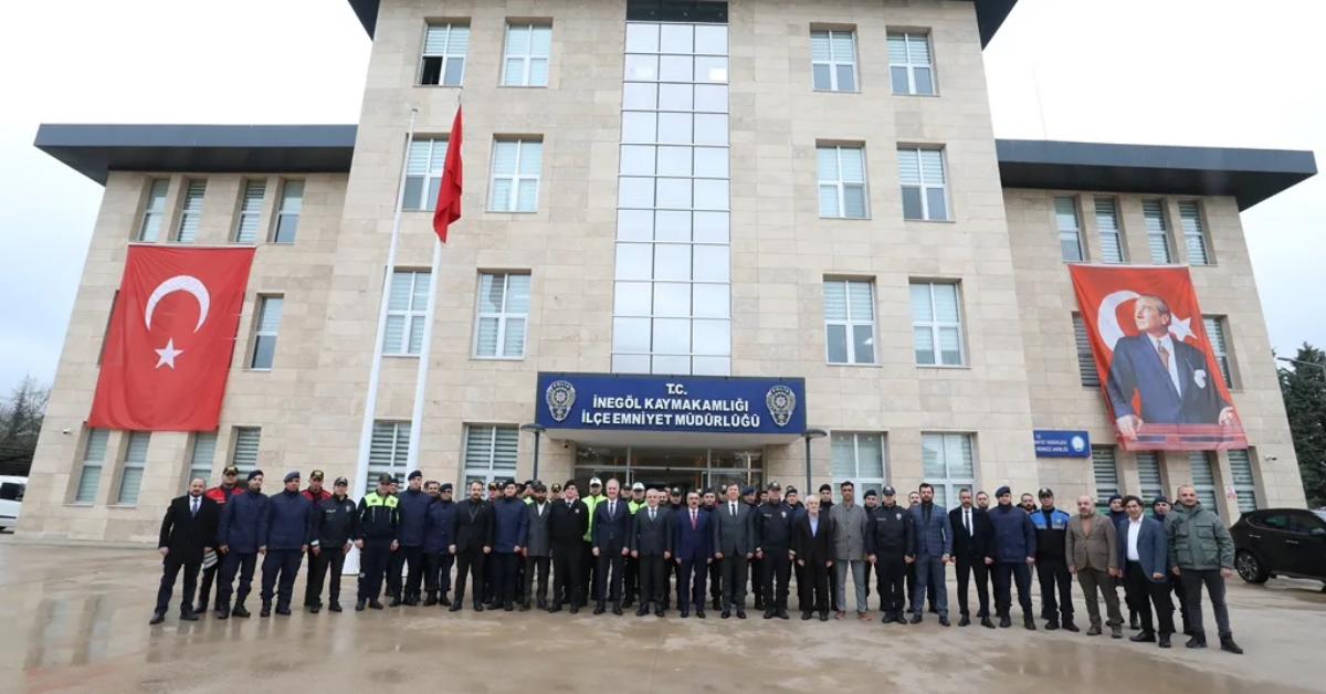 İnegöl’de Bayramlaşma Mesaisi Protokol Ve Vatandaşlar Kent Meydanı’nda Buluştu (3)