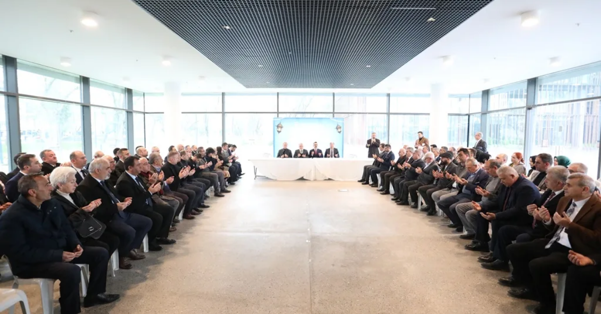 İnegöl’de Bayramlaşma Mesaisi Protokol Ve Vatandaşlar Kent Meydanı’nda Buluştu (4)