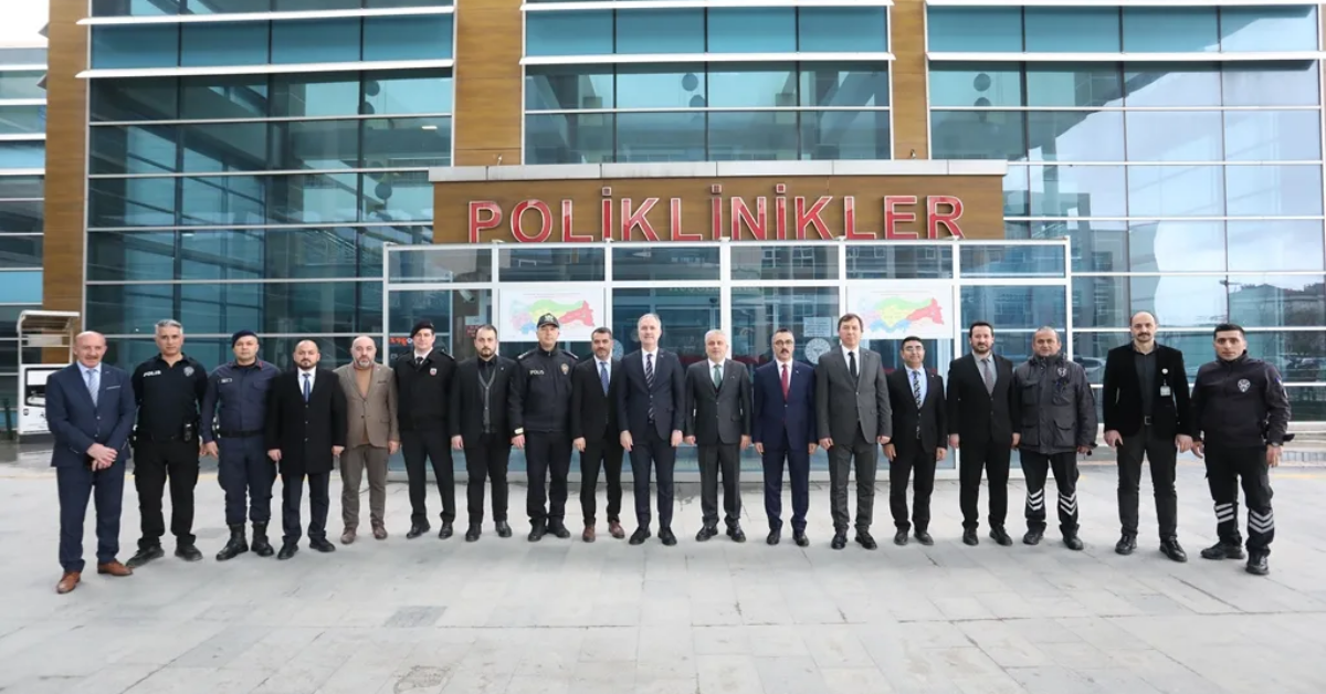 İnegöl’de Bayramlaşma Mesaisi Protokol Ve Vatandaşlar Kent Meydanı’nda Buluştu (5)