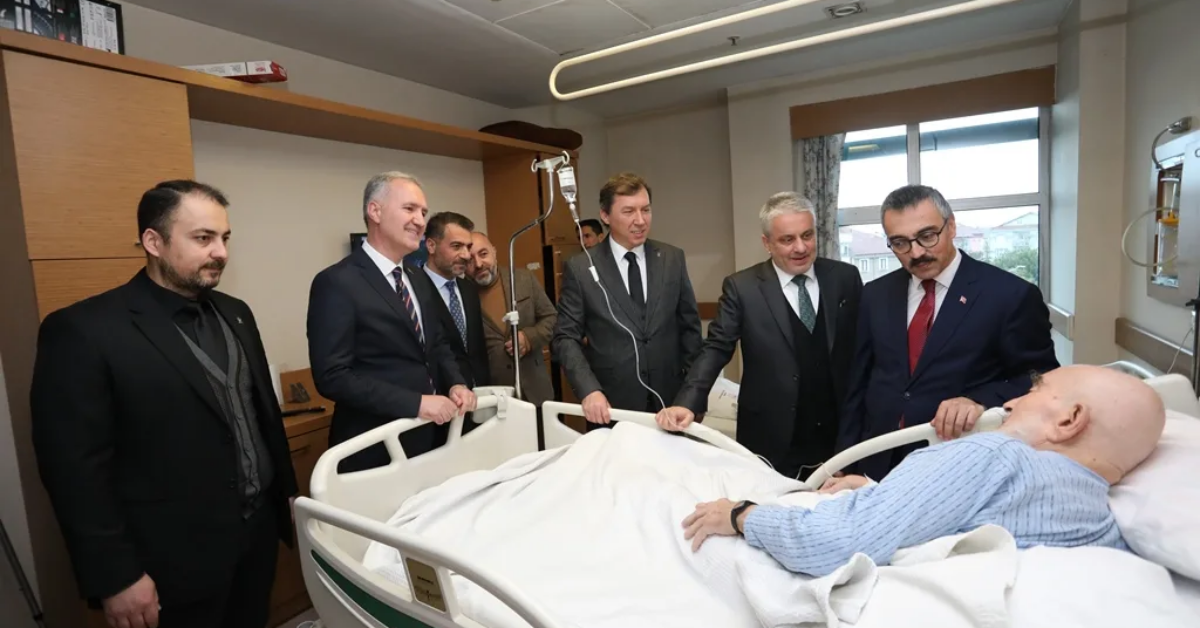 İnegöl’de Bayramlaşma Mesaisi Protokol Ve Vatandaşlar Kent Meydanı’nda Buluştu (6)