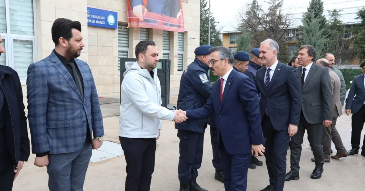 İnegöl’de Bayramlaşma Mesaisi Protokol Ve Vatandaşlar Kent Meydanı’nda Buluştu (7)