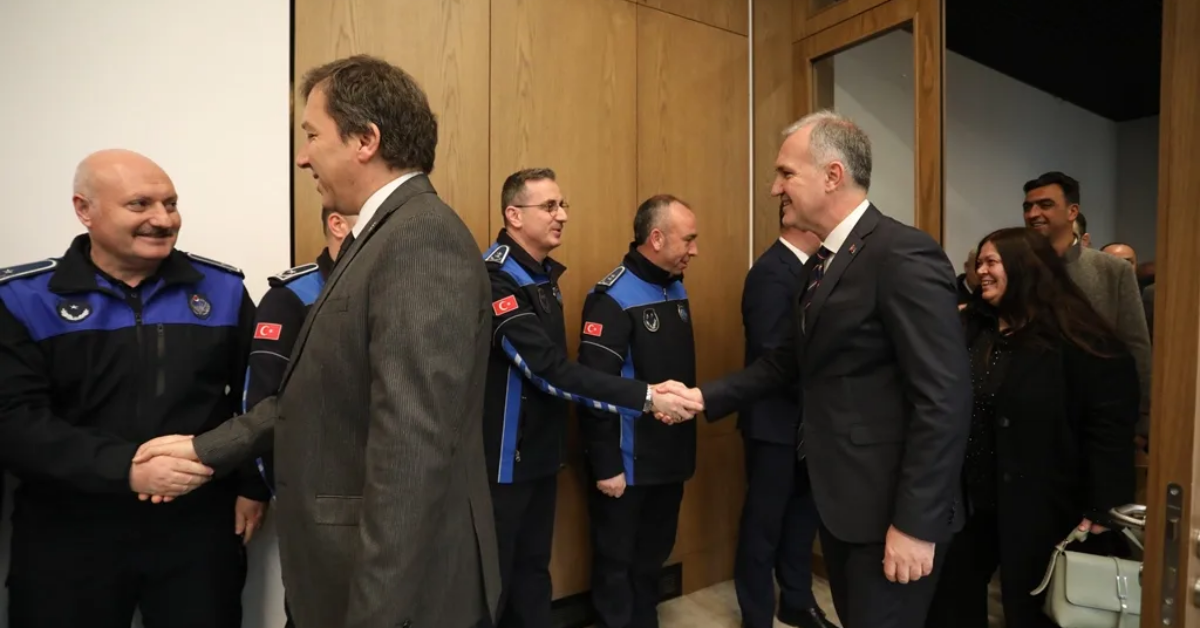 İnegöl’de Bayramlaşma Mesaisi Protokol Ve Vatandaşlar Kent Meydanı’nda Buluştu (8)