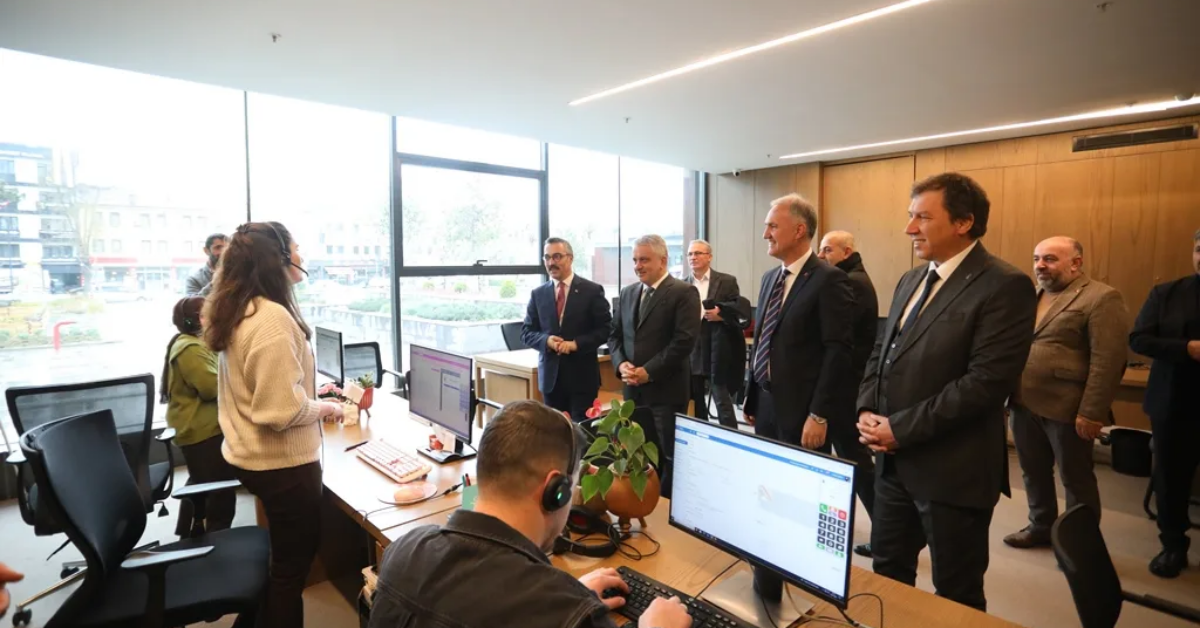 İnegöl’de Bayramlaşma Mesaisi Protokol Ve Vatandaşlar Kent Meydanı’nda Buluştu