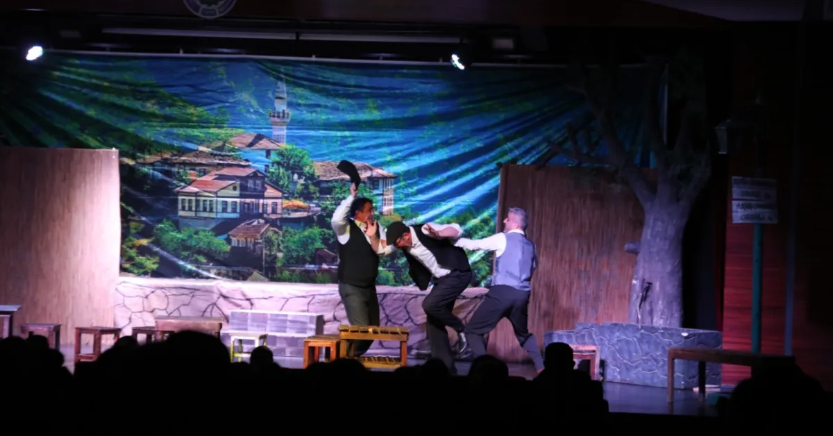 İnegöl'de Dünya Tiyatrolar Günü 'Komşu Köyün Delisi' Oyunuyla Kutlandı (10)