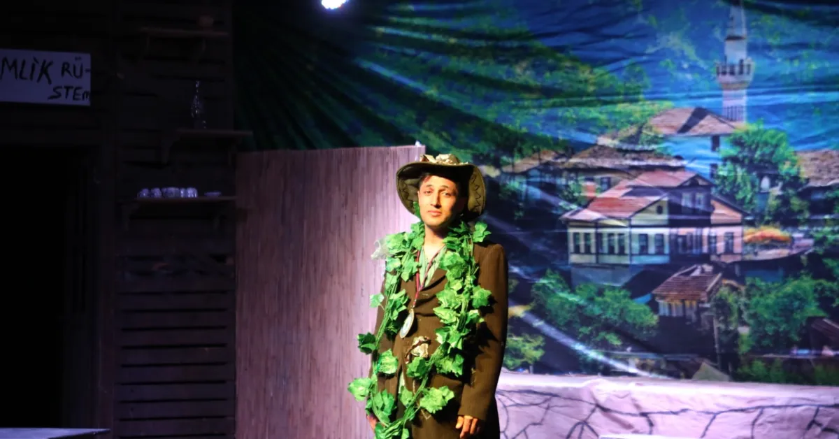 İnegöl'de Dünya Tiyatrolar Günü 'Komşu Köyün Delisi' Oyunuyla Kutlandı (11)