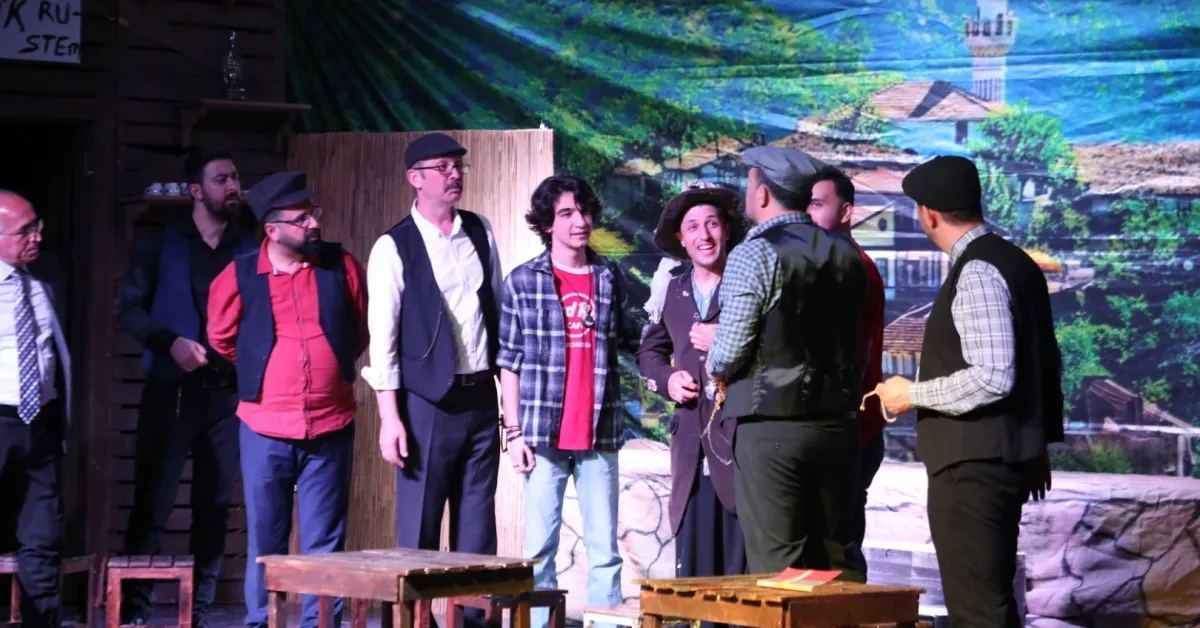 İnegöl'de Dünya Tiyatrolar Günü 'Komşu Köyün Delisi' Oyunuyla Kutlandı (2)