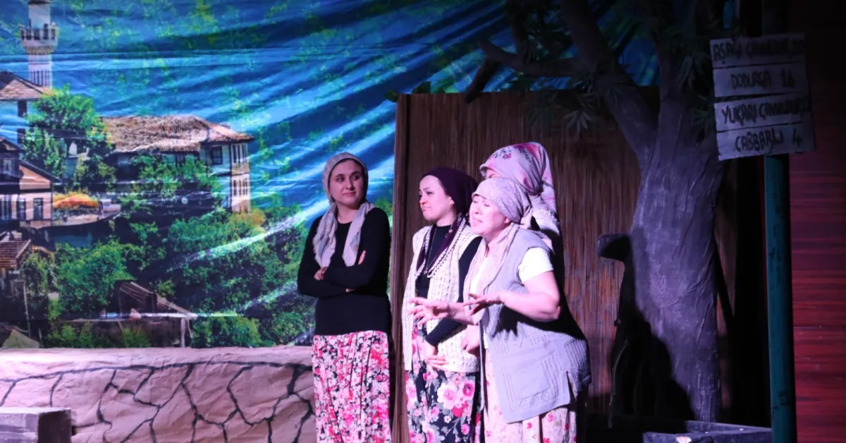 İnegöl'de Dünya Tiyatrolar Günü 'Komşu Köyün Delisi' Oyunuyla Kutlandı (3)