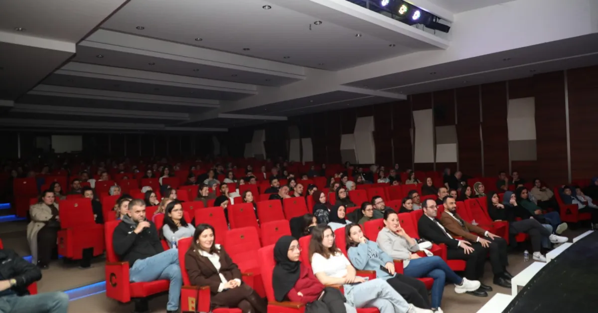 İnegöl'de Dünya Tiyatrolar Günü 'Komşu Köyün Delisi' Oyunuyla Kutlandı (4)