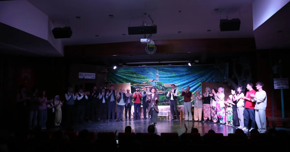 İnegöl'de Dünya Tiyatrolar Günü 'Komşu Köyün Delisi' Oyunuyla Kutlandı (5)