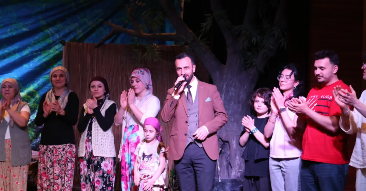 İnegöl'de Dünya Tiyatrolar Günü 'Komşu Köyün Delisi' Oyunuyla Kutlandı (6)