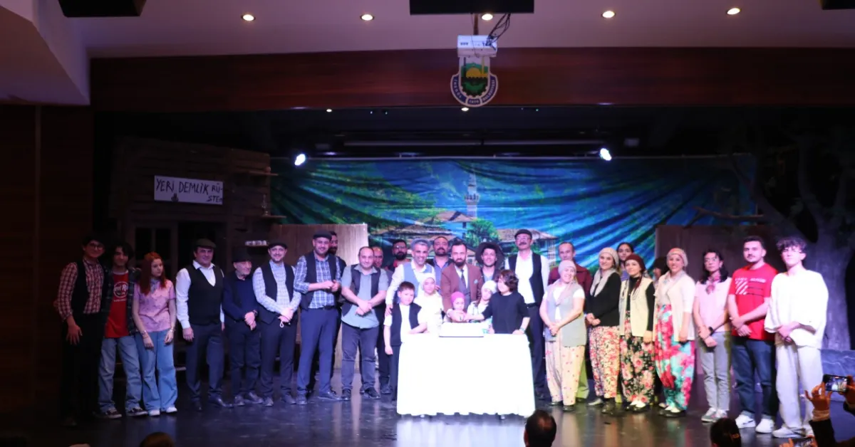 İnegöl'de Dünya Tiyatrolar Günü 'Komşu Köyün Delisi' Oyunuyla Kutlandı (7)