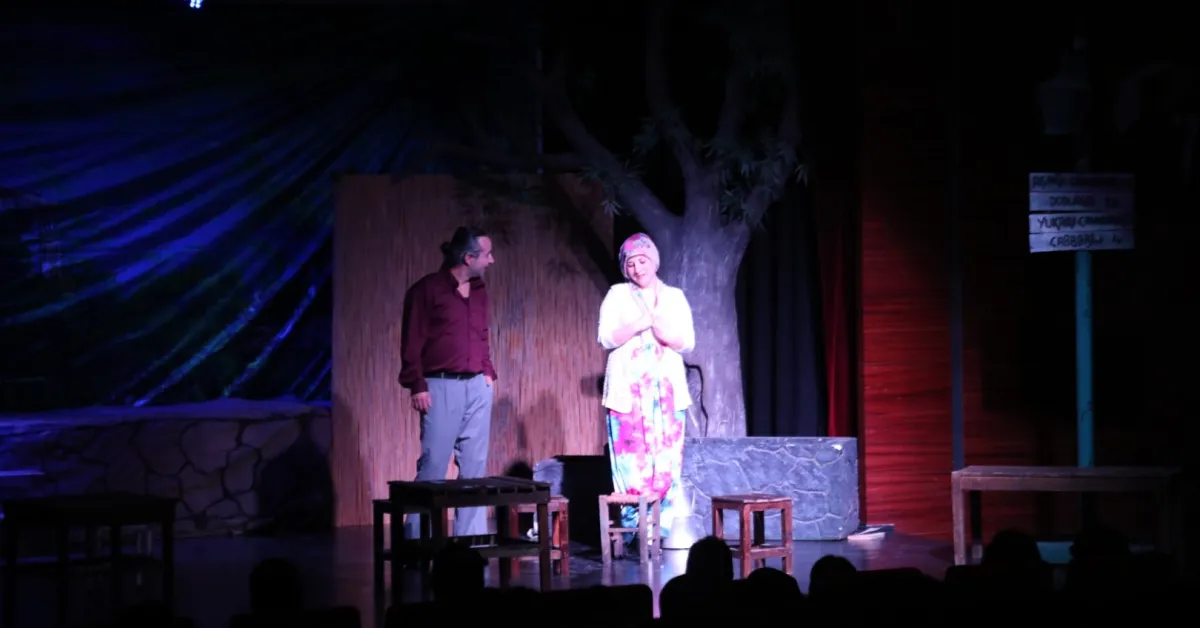 İnegöl'de Dünya Tiyatrolar Günü 'Komşu Köyün Delisi' Oyunuyla Kutlandı (8)