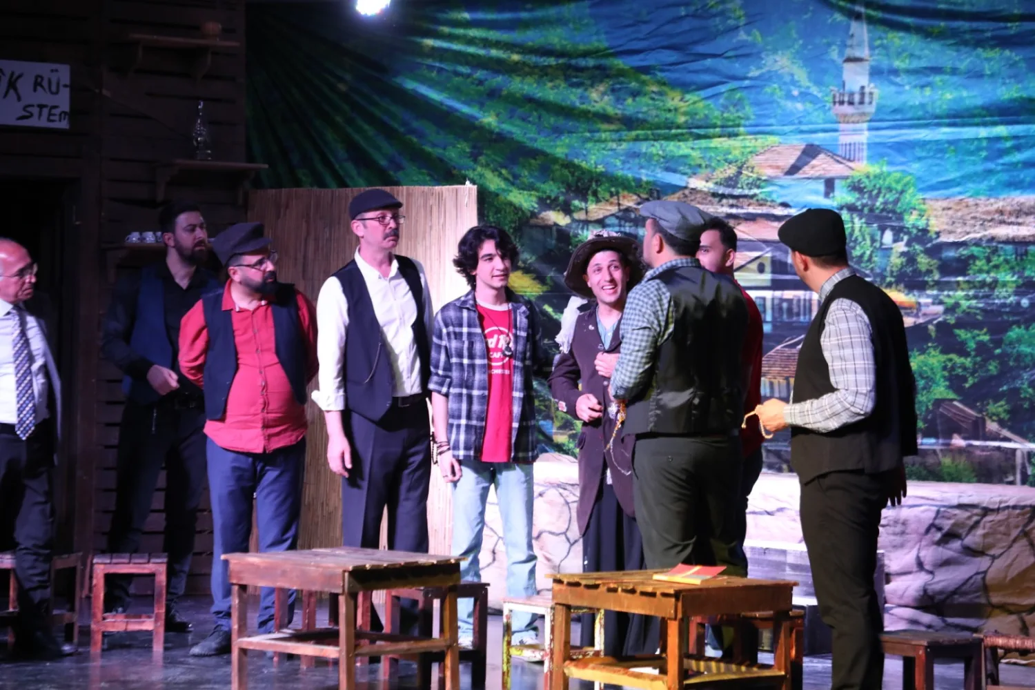 İnegöl’de Dünya Tiyatrolar Günü Sahneyle Kutlandı! “Komşu Köyün Delisi” Yoğun İlgi Gördü (2)