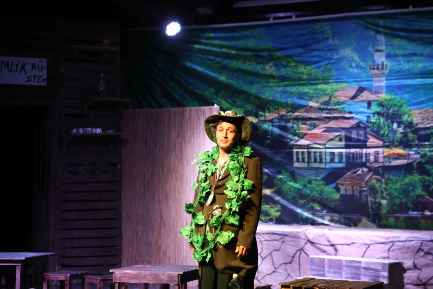 İnegöl’de Dünya Tiyatrolar Günü Sahneyle Kutlandı! “Komşu Köyün Delisi” Yoğun İlgi Gördü (3)