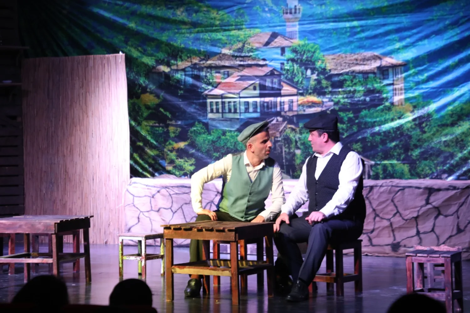 İnegöl’de Dünya Tiyatrolar Günü Sahneyle Kutlandı! “Komşu Köyün Delisi” Yoğun İlgi Gördü (4)