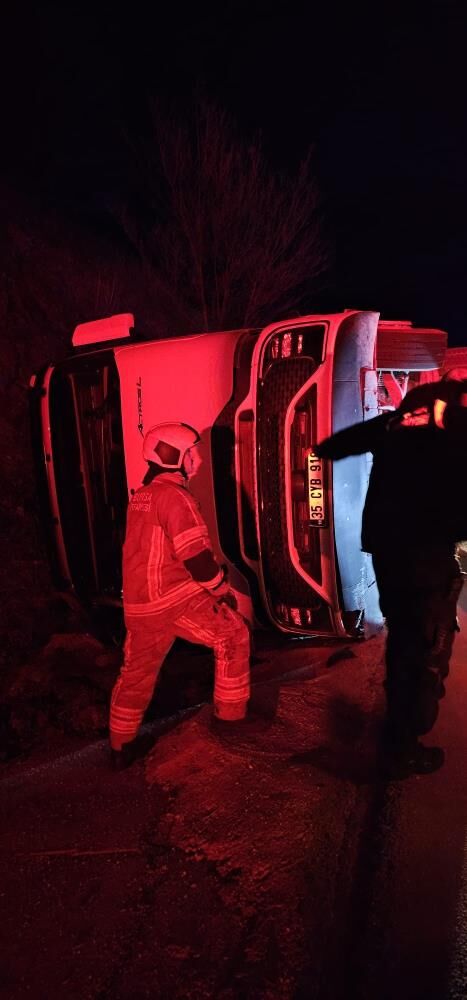 İnegöl'de Feci Kaza! Kontrolden Çıkan Tır Devrildi-1