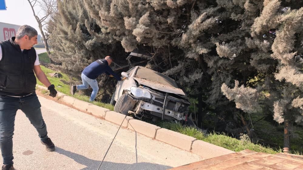 İnegöl'de Feci Kaza! Otomobil Ağaçlık Alana Uçtu (1)