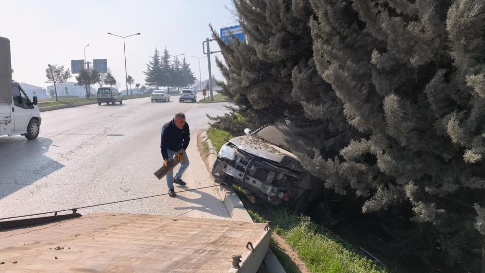 İnegöl'de Feci Kaza! Otomobil Ağaçlık Alana Uçtu (2)