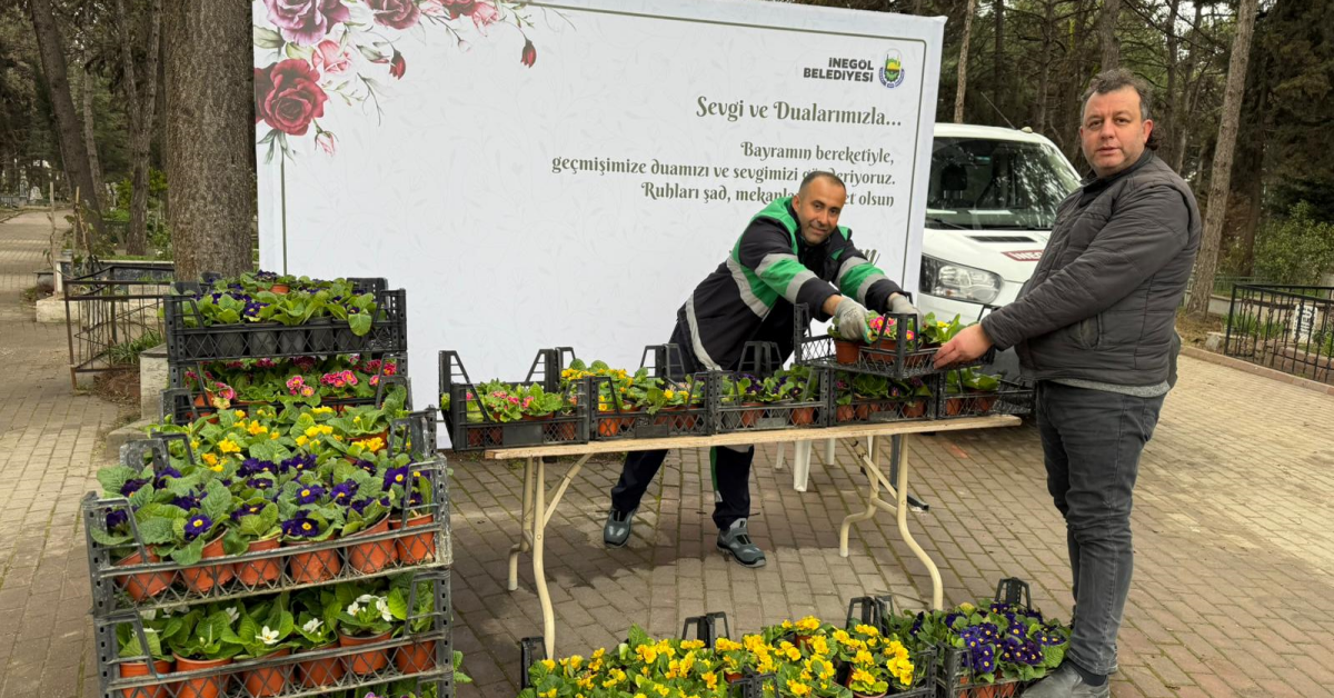 İnegöl’de Kabirler Çiçeklerle Donatıldı Bayram Öncesi Anlamlı Uygulama (1)