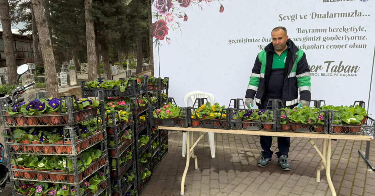 İnegöl’de Kabirler Çiçeklerle Donatıldı Bayram Öncesi Anlamlı Uygulama (2)
