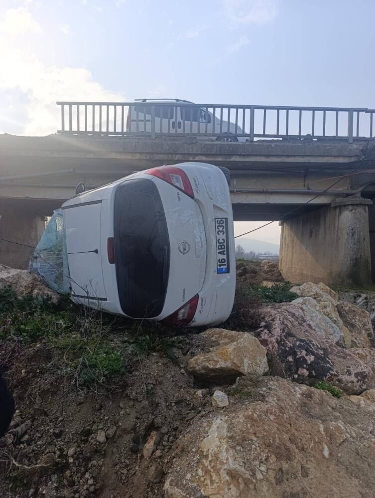 İnegöl'de Korkutan Kaza! Kontrolden Çıkan Araç Köprüden Uçtu (1)