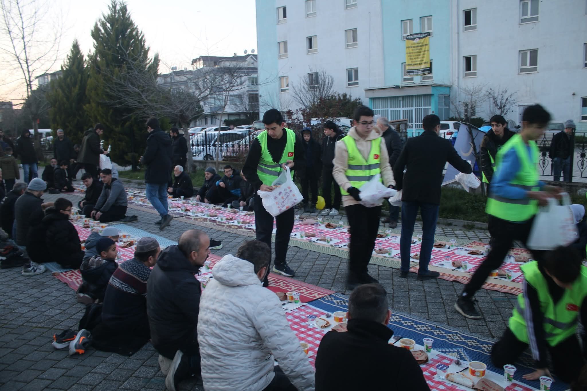 İnegöl’de Medine Usulü İftar Sofrası! Yusuf Şahin Camii’nde Anlamlı Buluşma (1)