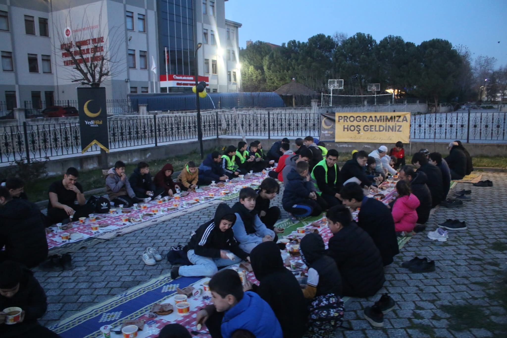 İnegöl’de Medine Usulü İftar Sofrası! Yusuf Şahin Camii’nde Anlamlı Buluşma (2)