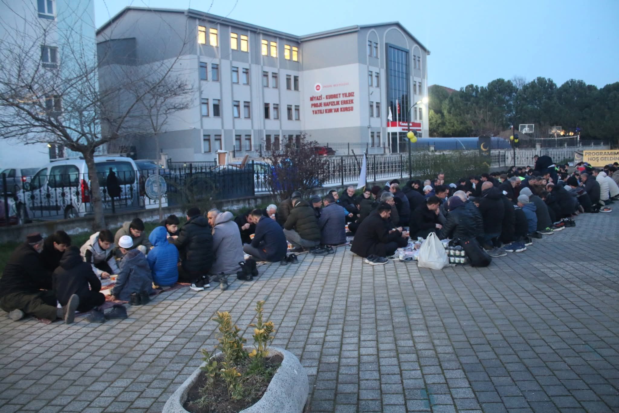 İnegöl’de Medine Usulü İftar Sofrası! Yusuf Şahin Camii’nde Anlamlı Buluşma (4)