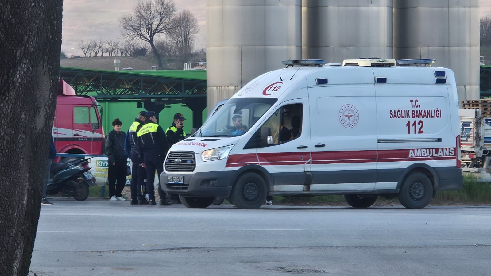 İnegöl’de Motosiklet Kazası! Başını Asfalta Çarpan Sürücü Yaralandı (2)