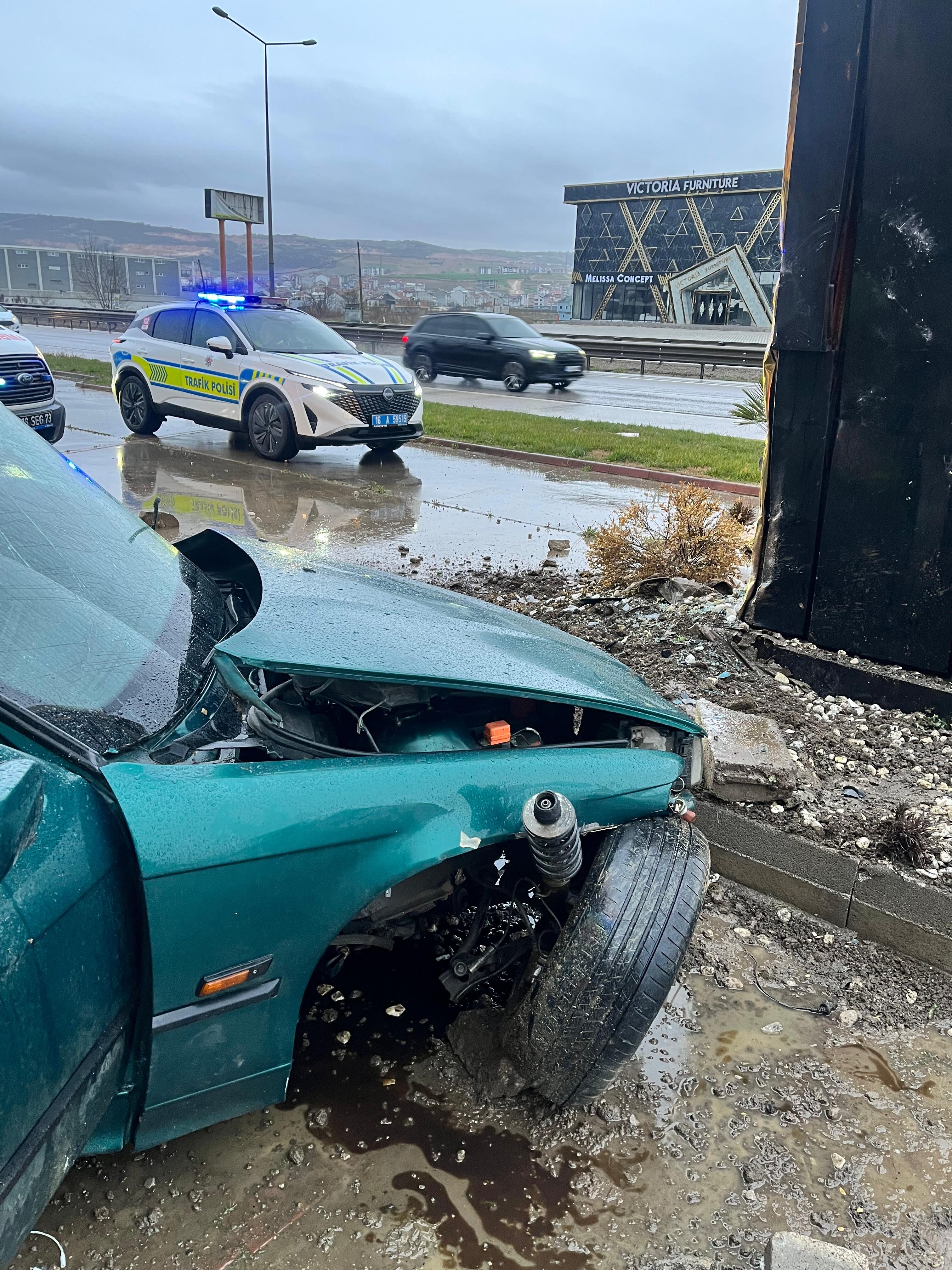 İnegöl’de Otomobil Reklam Panosuna Çarptı! 1 Ölü, 2 Yaralı (1)