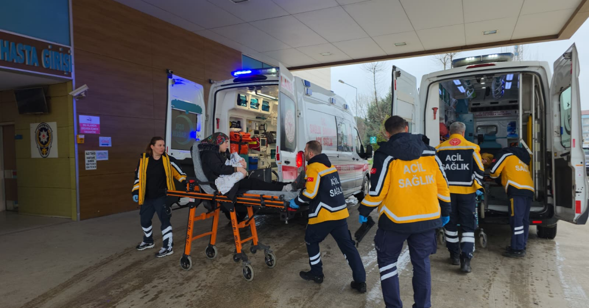 İnegöl'de Otomobil Tarlaya Uçtu Aynı Aileden 3 Kişi Yaralandı (2)