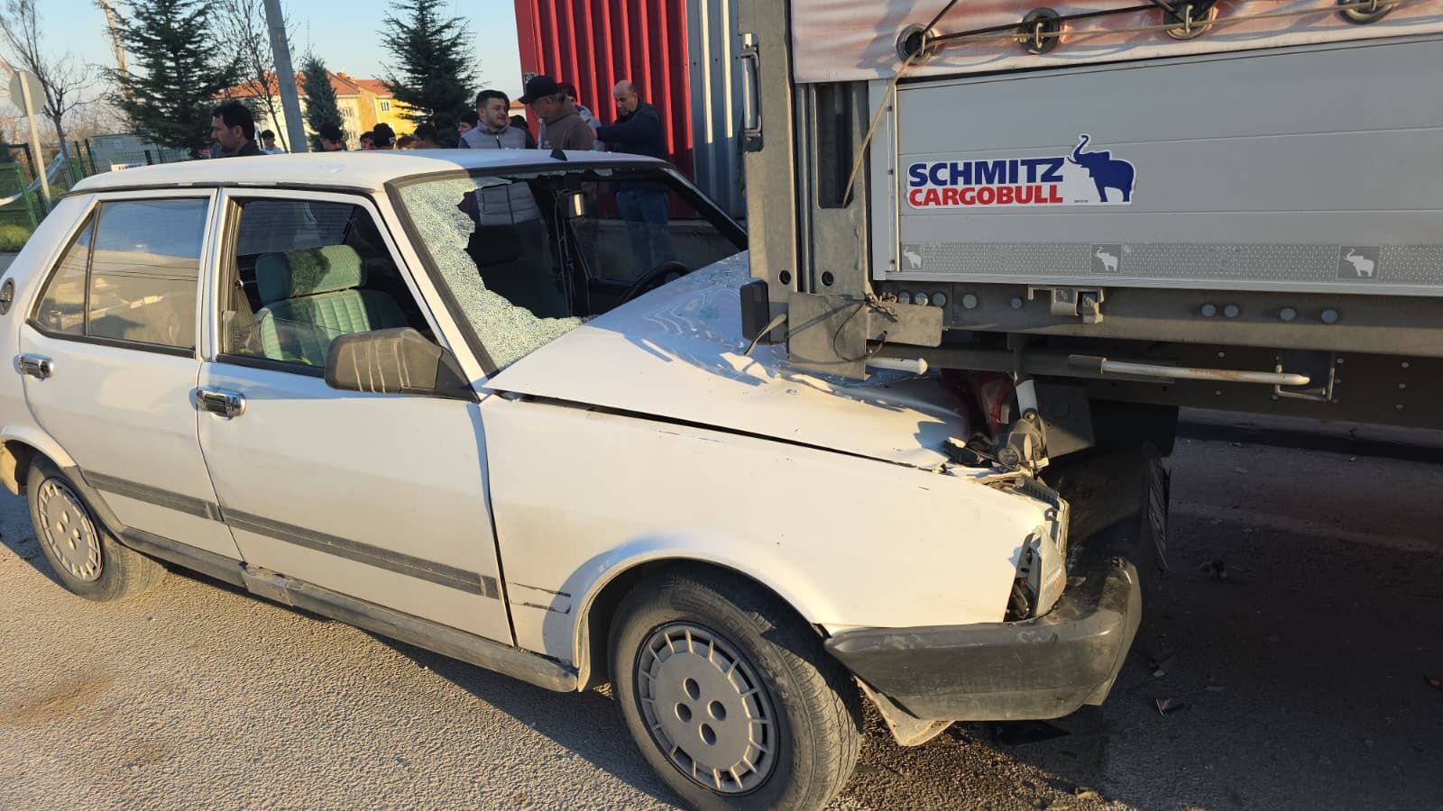 İnegöl’de Otomobil Tırın Altına Girdi!-2