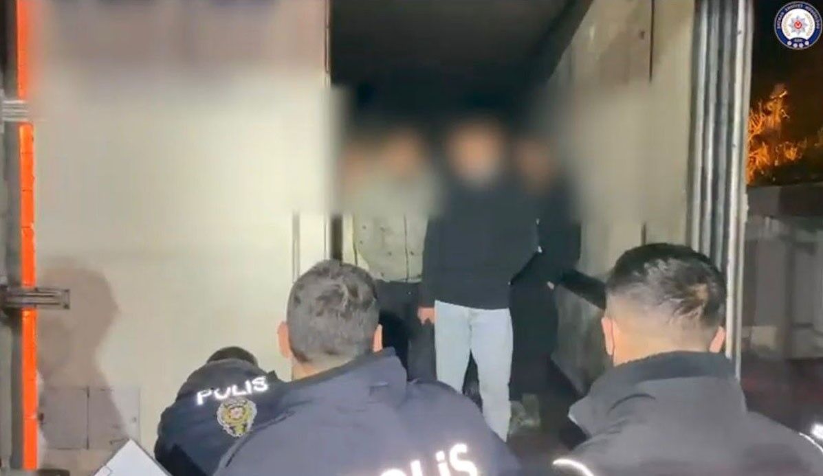 İran'dan Gelen 25 Göçmen Tır Dorsesinde Yakalandı, Sürücü Tutuklandı (1)