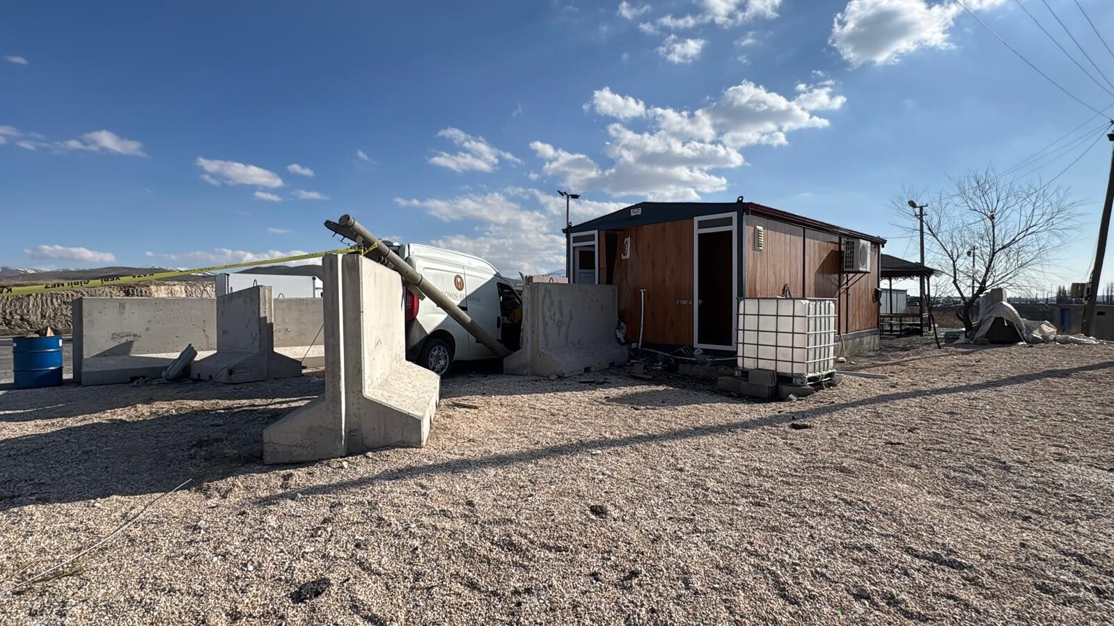 Jandarma Uygulama Noktasında Bariyere Çarpan Sürücü Hayatını Kaybetti (1)