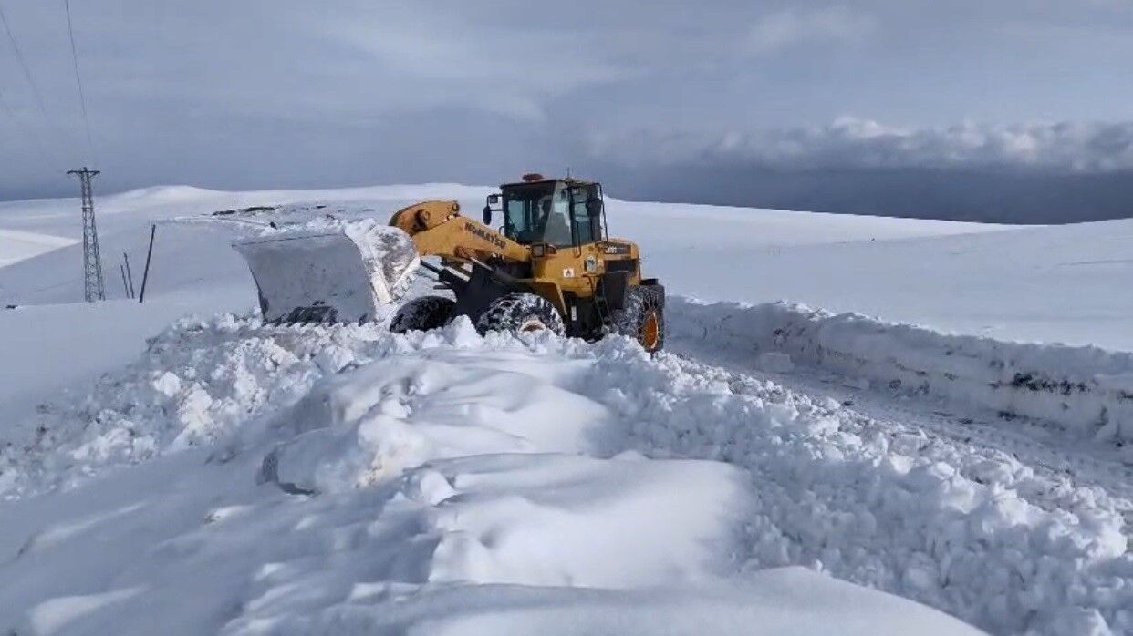 Kars'ta 25 Köy Yolu Ulaşıma Kapandı, Ekipler Seferber Oldu (1)