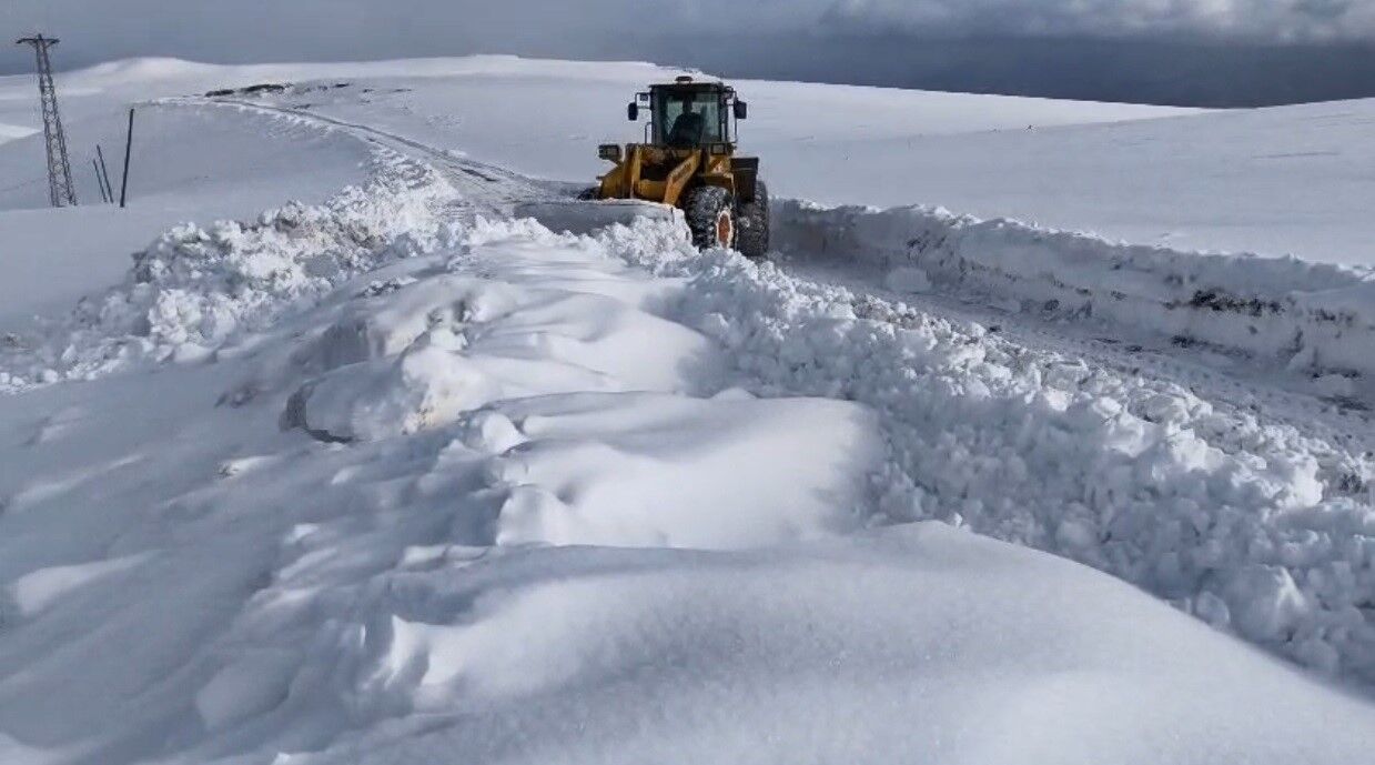 Kars'ta 25 Köy Yolu Ulaşıma Kapandı, Ekipler Seferber Oldu (3)