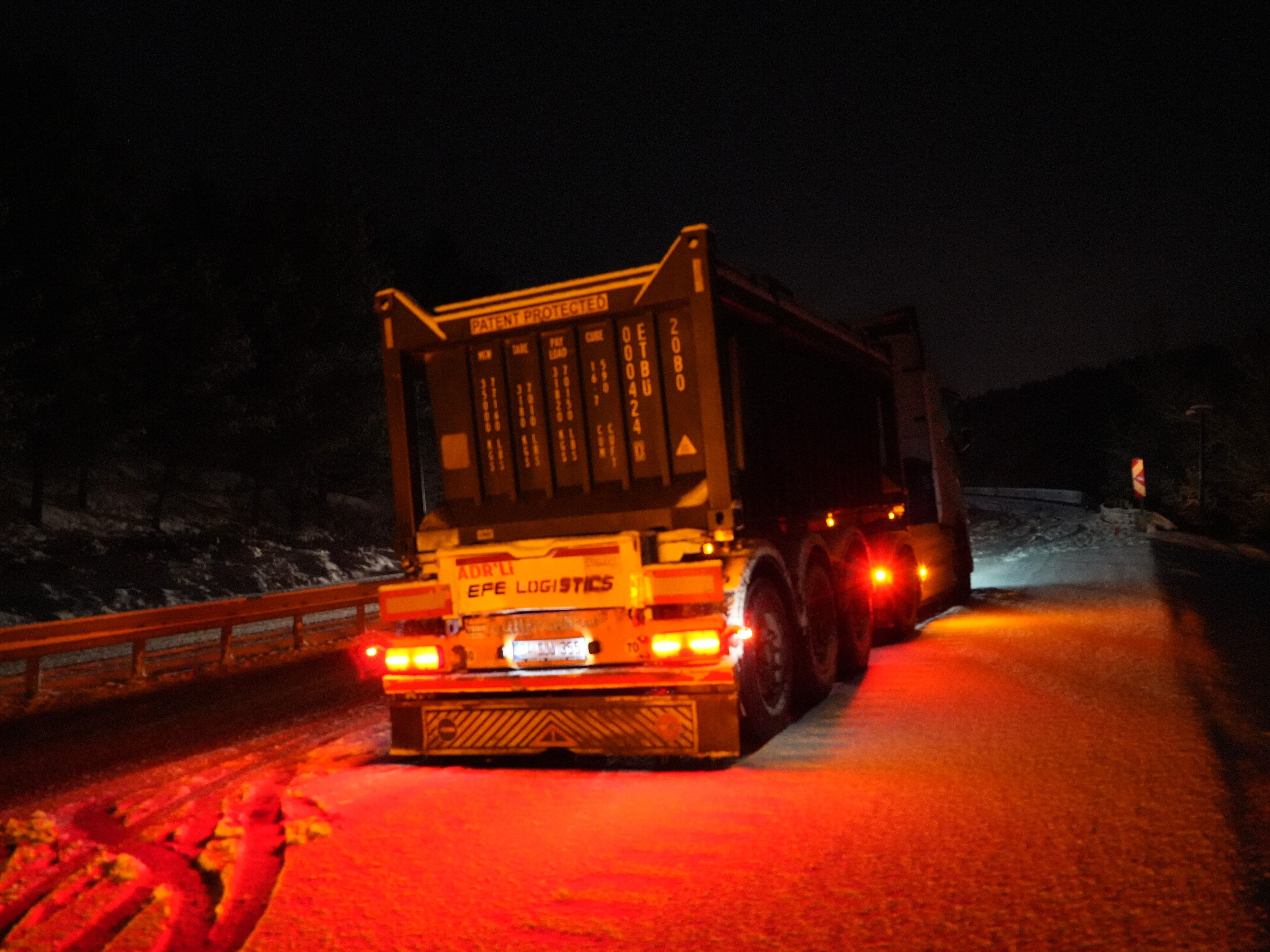 Kastamonu’da Yoğun Kar Yağışı! Araçlar Yolda Mahsur Kaldı (2)
