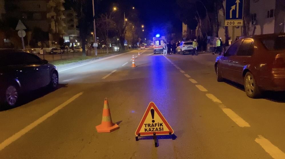 Kontrolden Çıkan Araç Apartmanın Bahçesine Savruldu (1)-1