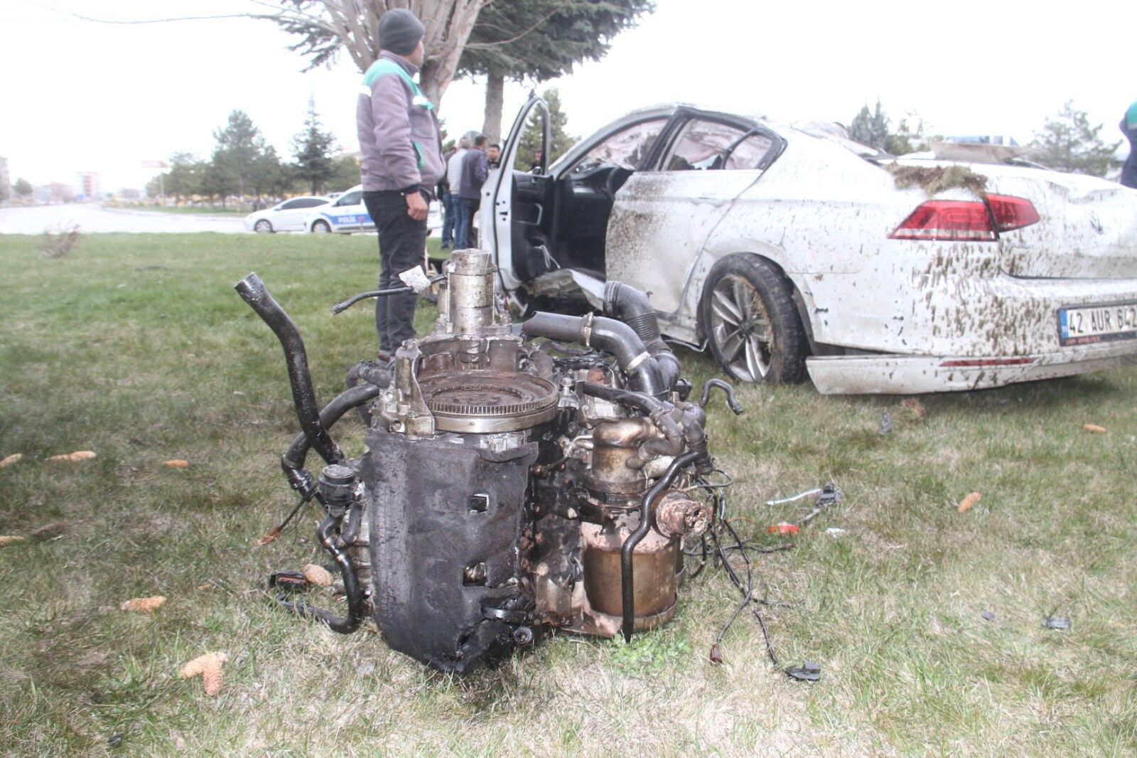 Konya Beyşehir’de Kontrolden Çıkan Otomobil Kavşakta Devrildi. Kazada Sürücü Yaralanırken Araç Parçaları Etrafa Savruldu (2)