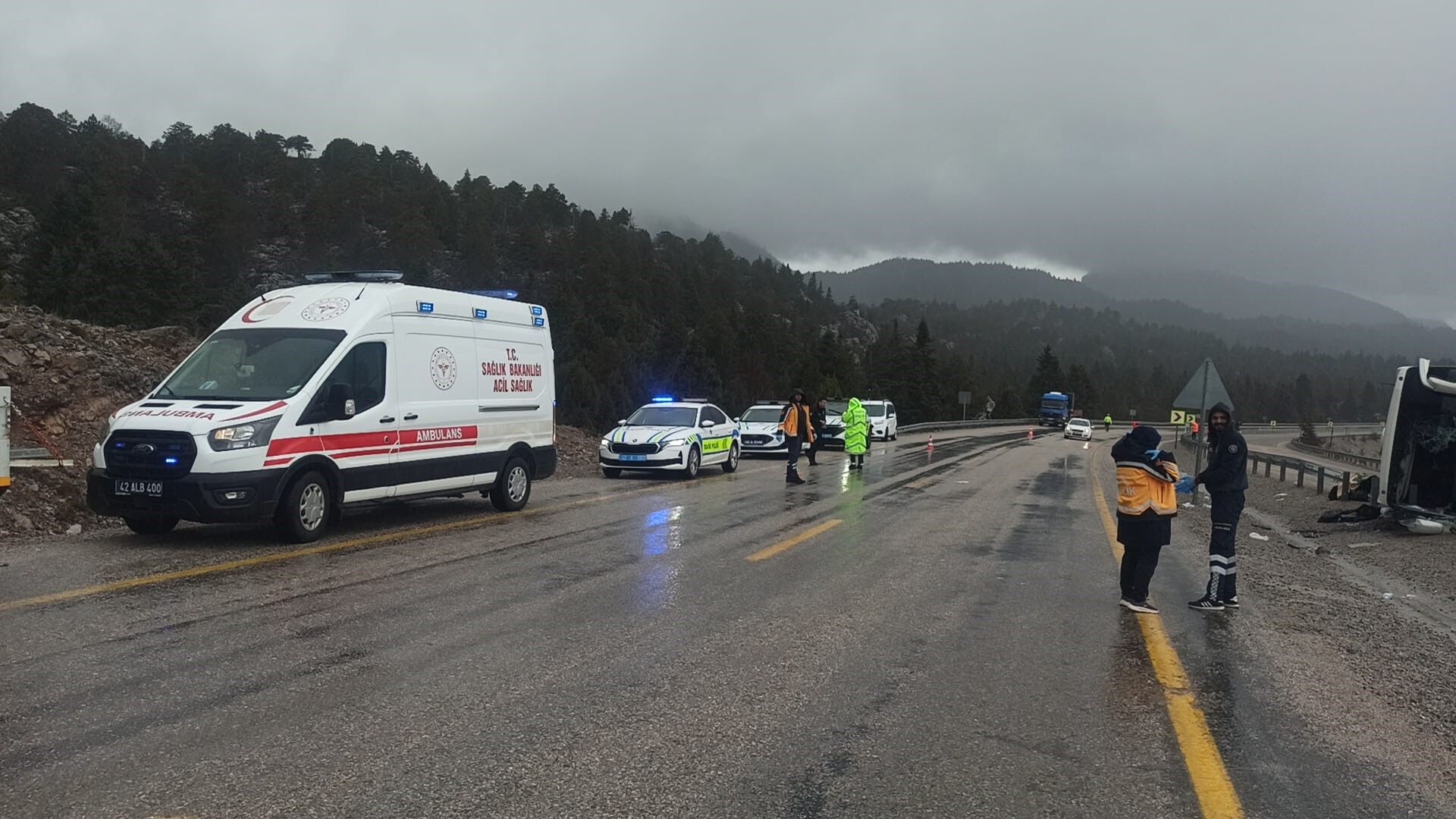 Konya’da Yolcu Otobüsü Devrildi! 15 Yaralı (2)