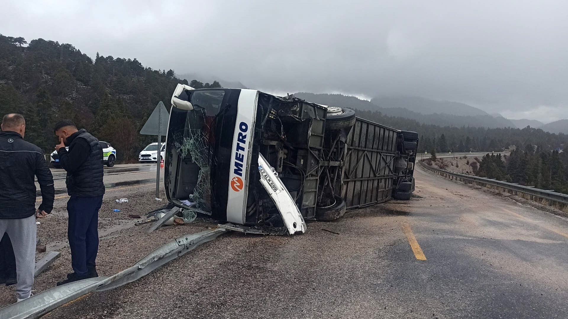 Konya’da Yolcu Otobüsü Devrildi! 15 Yaralı (3)