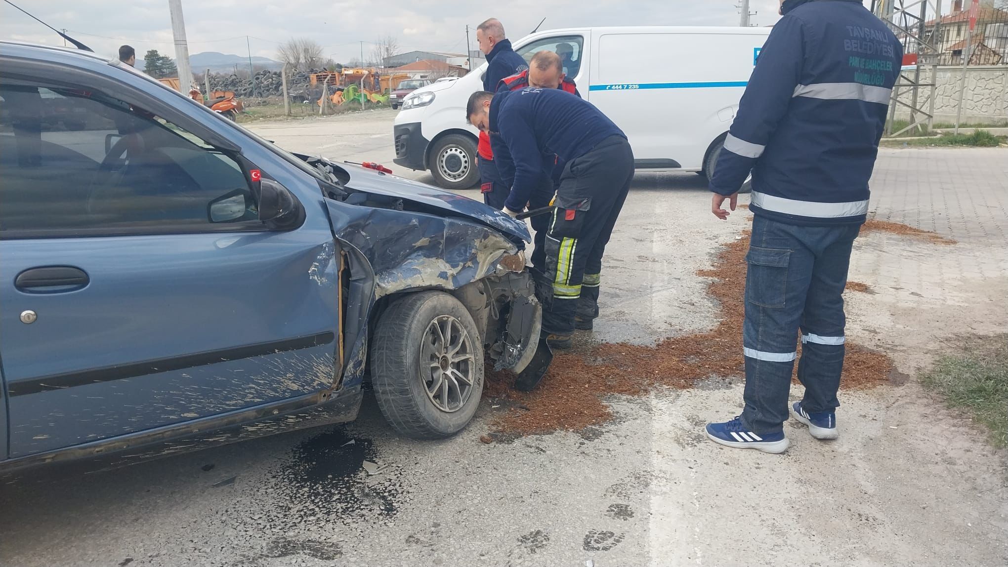 Kütahya'da Otomobille Çarpışan Araç Dereye Uçtu! 3 Yaralı (3)