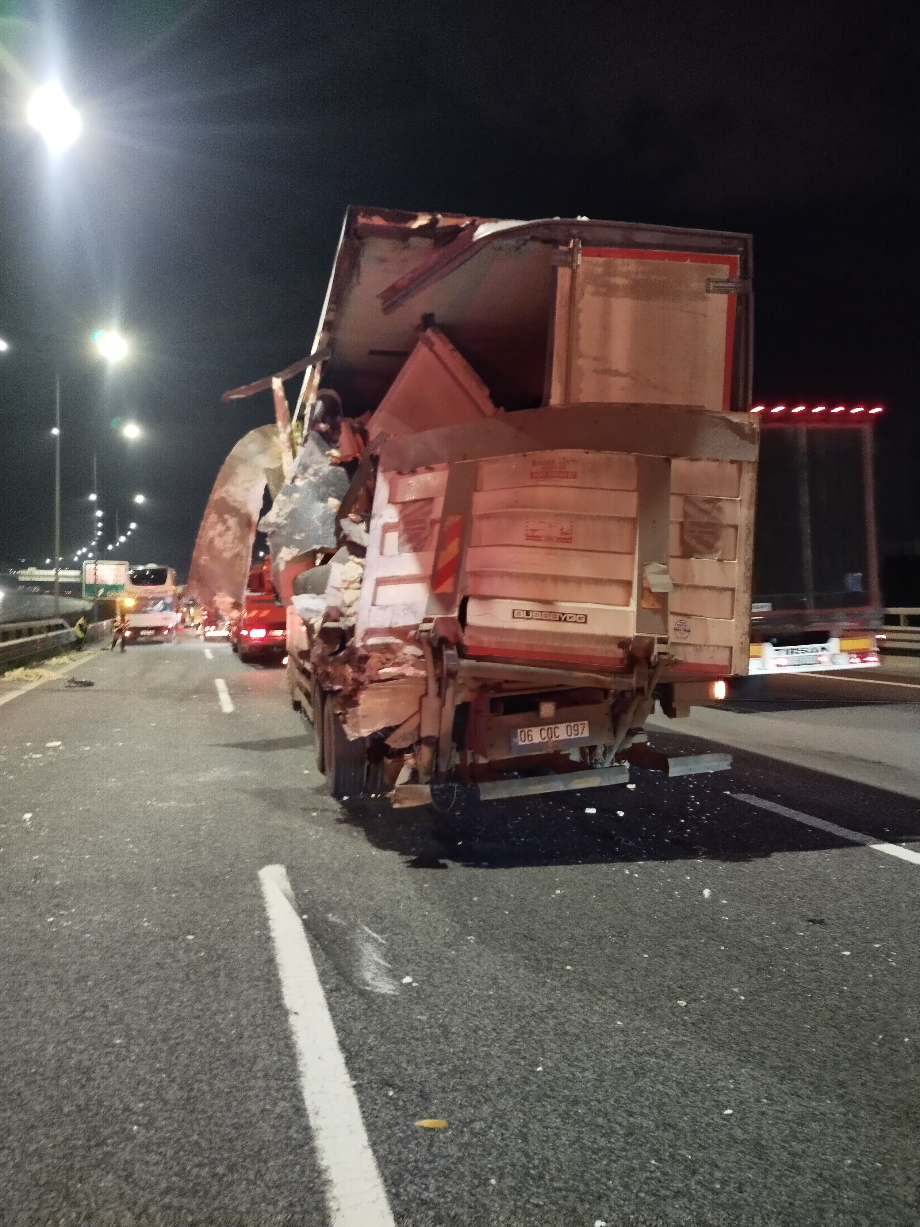 Kuzey Marmara Otoyolu'nda Yolcu Otobüsü Tıra Çarptı! 10 Yaralı (2)