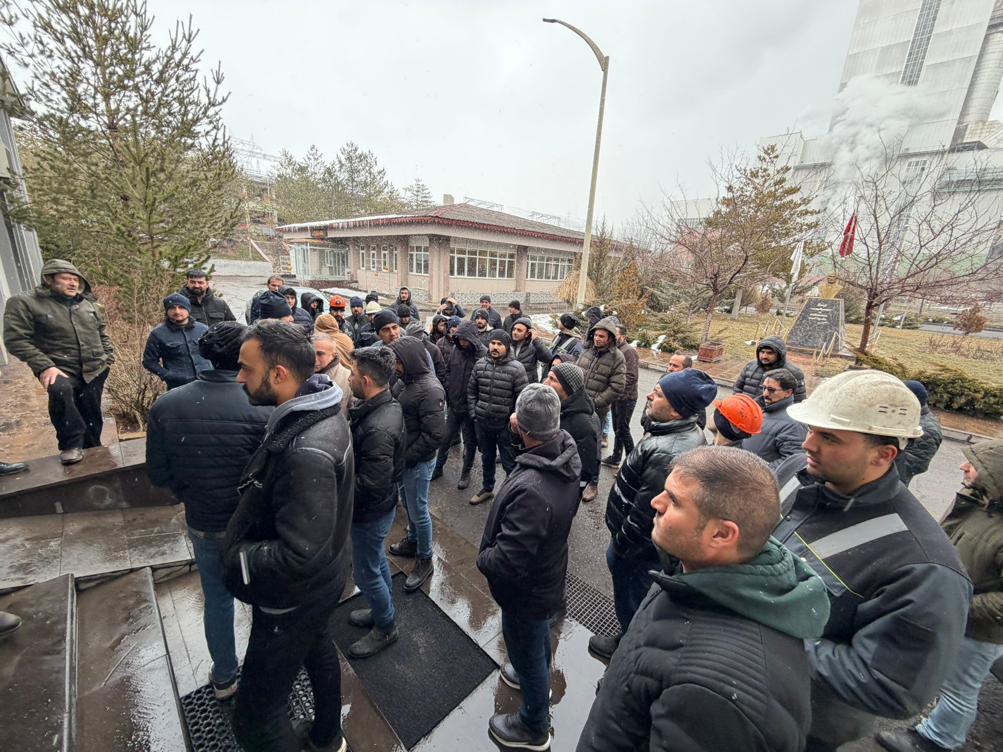 Maaşları Ödenmeyen Termik Santral Işçileri Ramazan Ayında Mağdur Oldu (6)