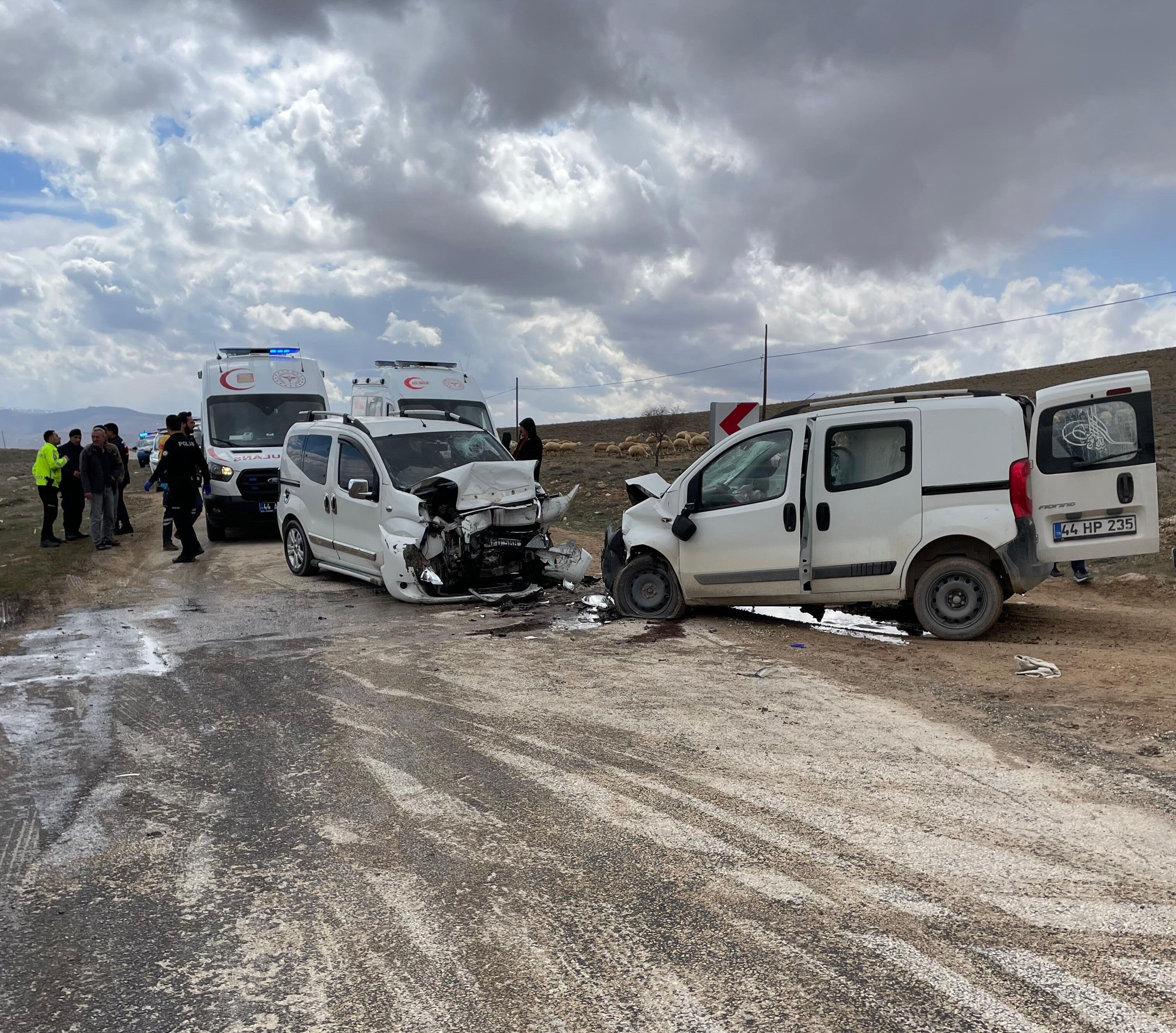 Malatya’da Iki Araç Kafa Kafaya Çarpıştı! 4 Yaralı (4)