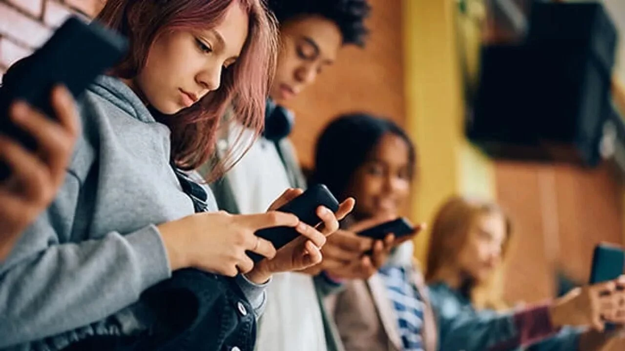 Meclis’te Yeni Dijital Düzenleme! 15 Yaş Altına Sosyal Medya Yasağı-1